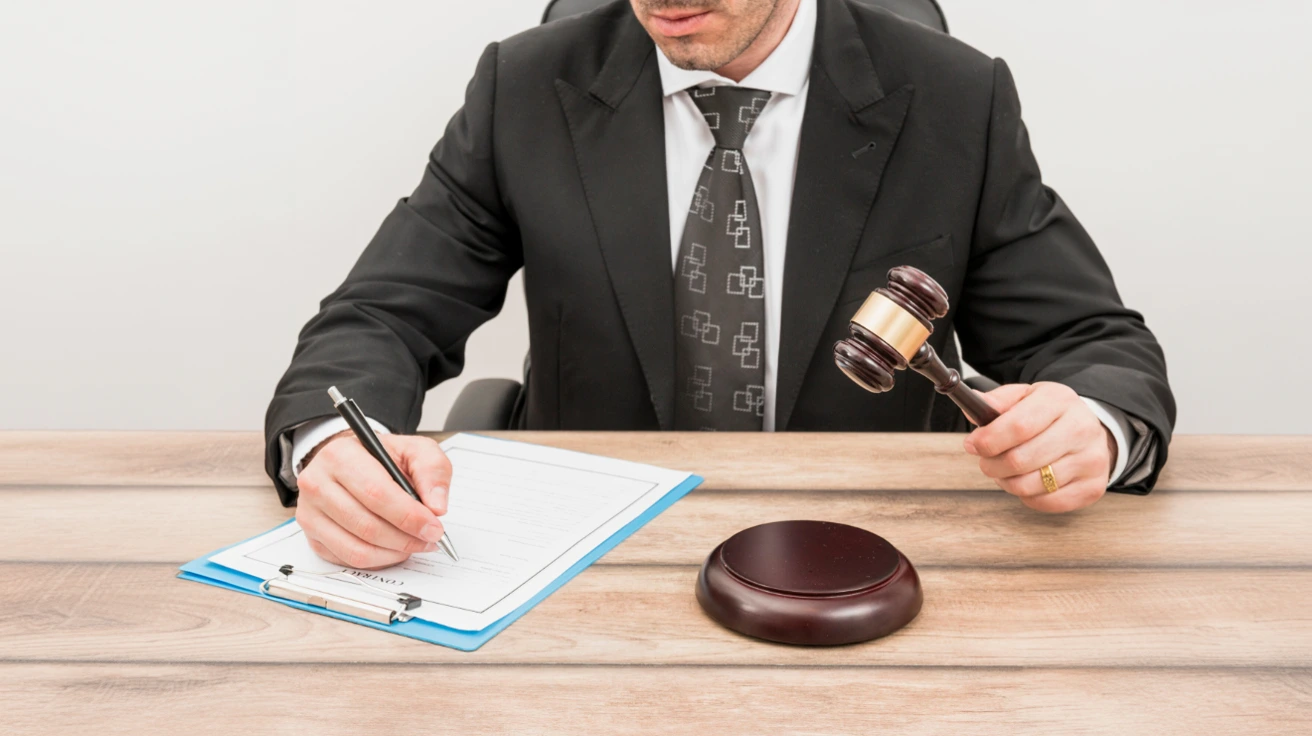 abogados de ley de segunda oportunidad firmando documentación legal