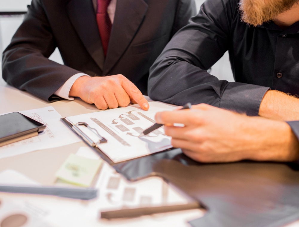 Personas en despacho de abogados para saber cómo funciona la Ley de Segunda Oportunidad