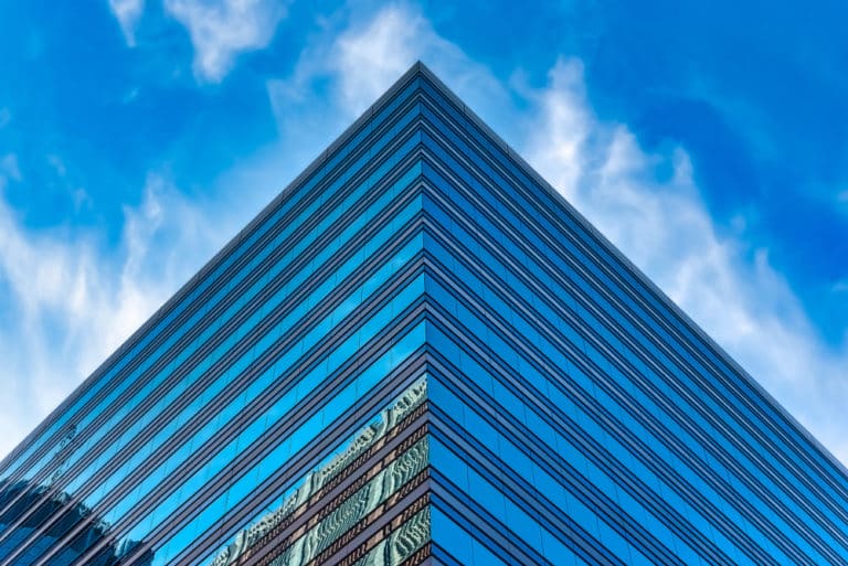 edificio rascacielos emulando ser las oficinas de un fondo buitre relacionado con el post que habla sobre qué es un fondo buitre y del listado fondos buitre españa