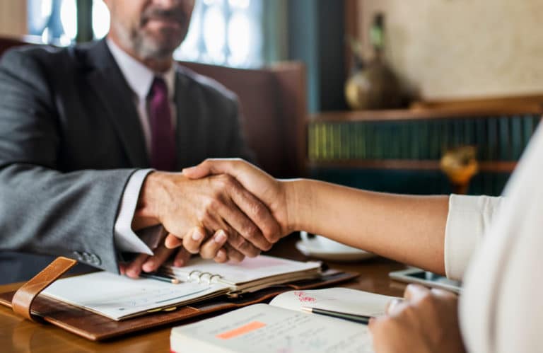 dos personas dándose la mano simulando a un despacho de abogados en relación a la confianza que debe tener un cliente a su abogado como las reseñas de Asoban Abogados como despacho especializado en derecho bancario