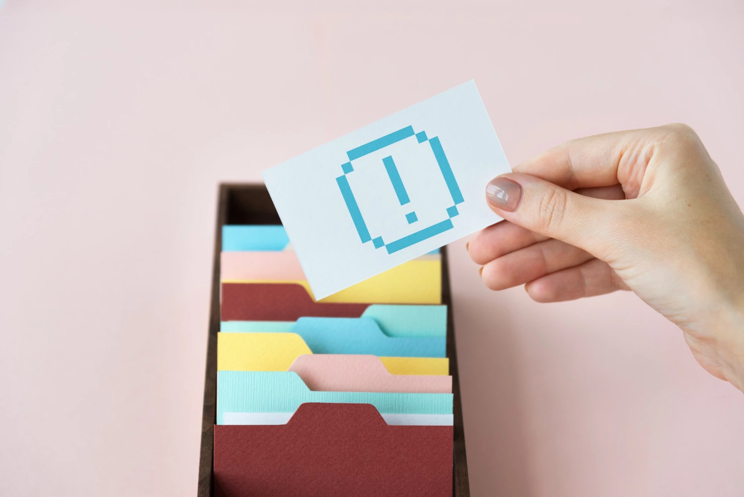 badexcug: tarjeta de alerta sobre un archivador de documentos, aviso de inclusión en fichero de morosos