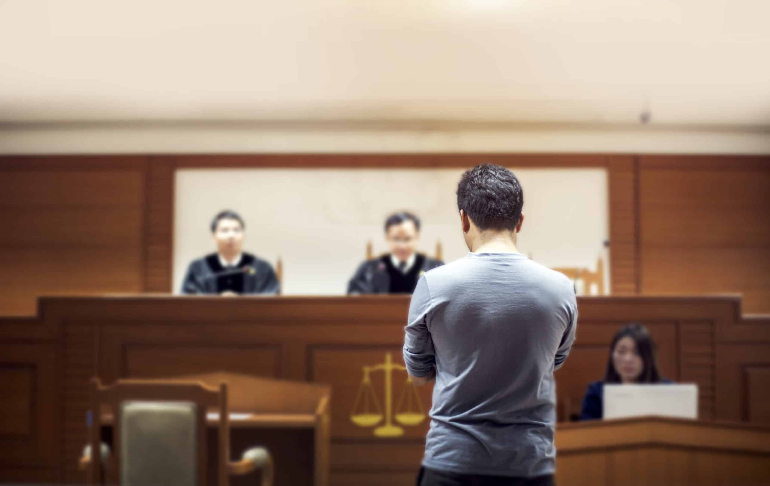 dos jueces y una persona deudora en relación con un juicio monitorio no puedo pagar