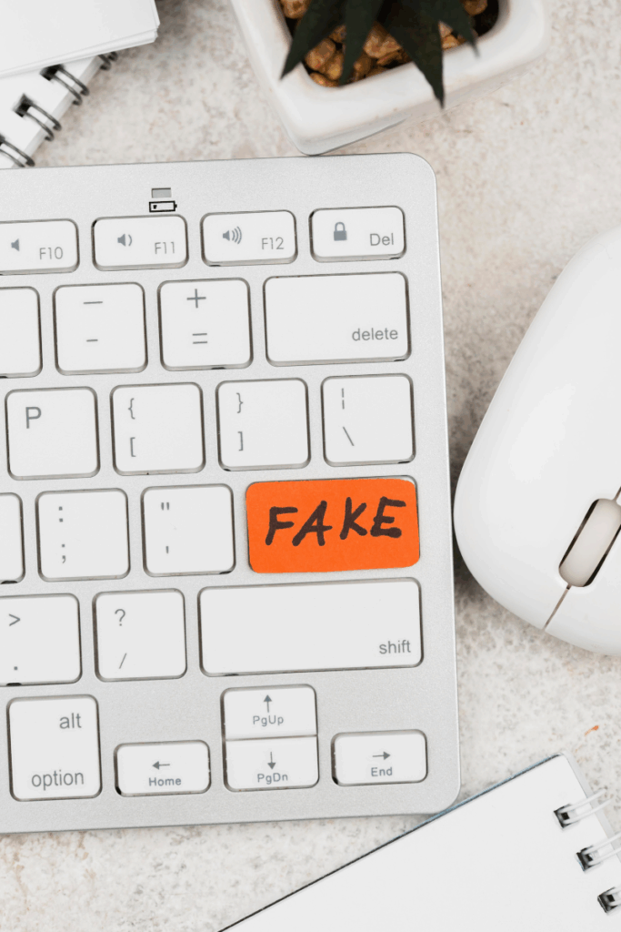 Teclado de ordenador con una tecla naranja que dice “FAKE”, simbolizando fraudes online y solicitudes sospechosas de datos personales o bancarios.