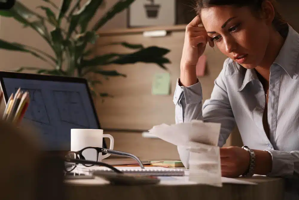 Mujer preocupada revisando documentación sobre bulnes capital
