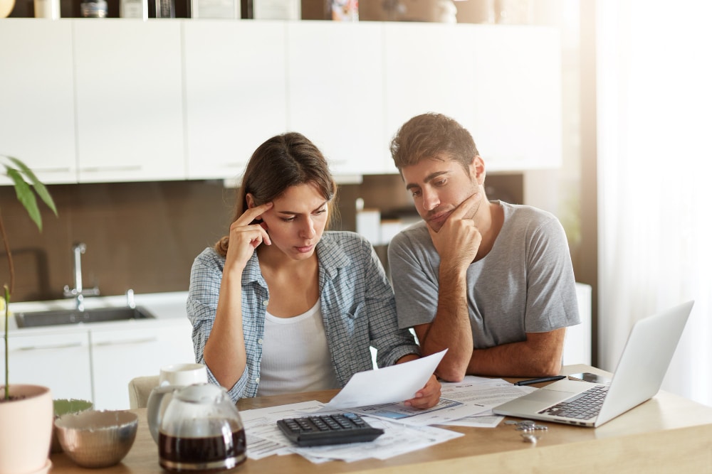 un matrimonio calculando las consecuencias de refinanciar una deuda y con dudas si optar a la ley segunda oportunidad o no