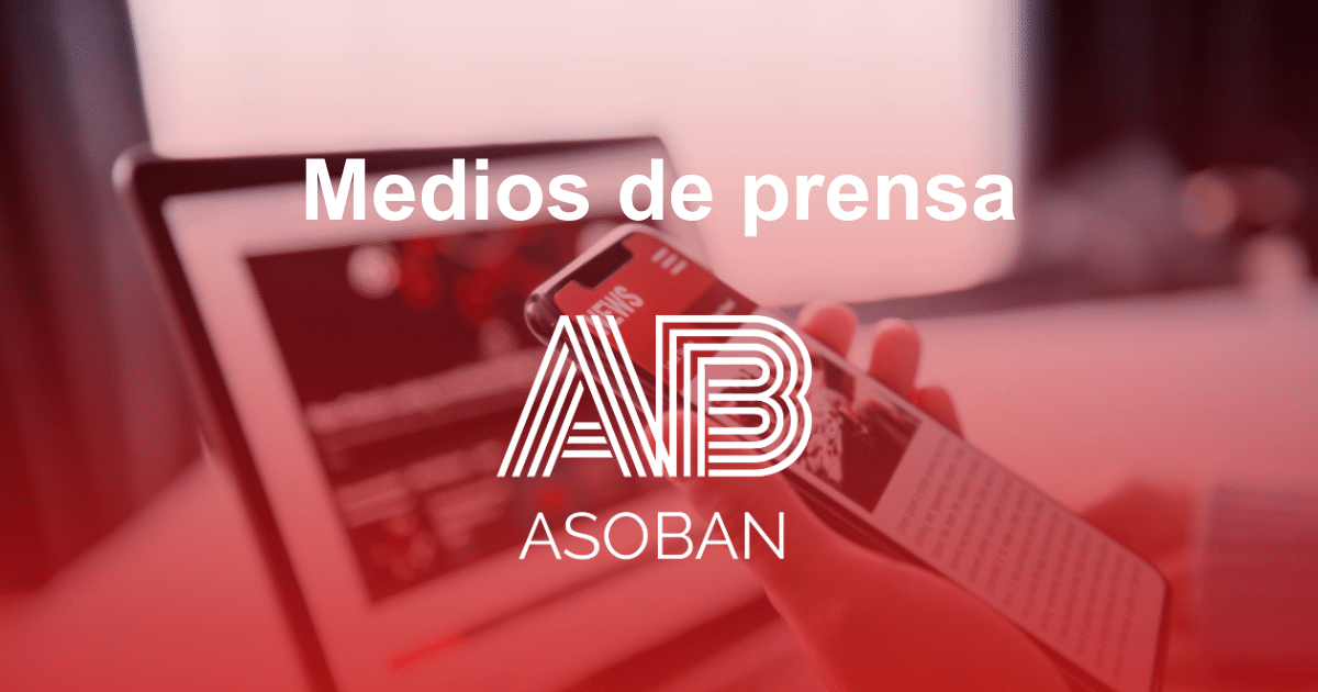 persona revisando la prensa, son medios de prensa en donde aparece Asoban Abogados