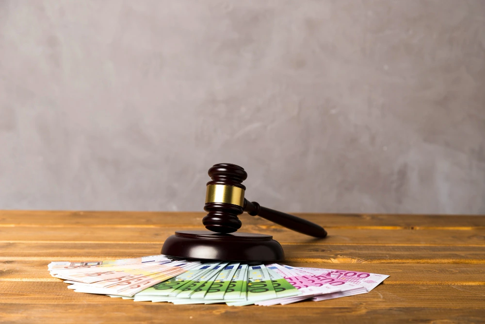 Mazo judicial sobre billetes de euros, representación de la duda legal sobre si puedo tener dos embargos en mi sueldo