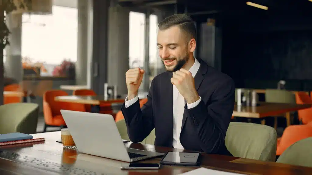 Empresario celebrando una sentencia nulidad aval ICO COVID en un café, representando el éxito de las gestiones legales realizadas por Asoban Abogados.