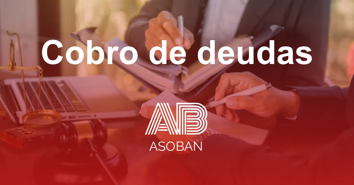 Dos personas en una mesa de un despacho de abogado apuntando con un bolígrafo en la mano para establecer una estrategia de defensa abogado y autónomo o empresario que busca un abogado de cobro de deudas experto en reclamar impagos