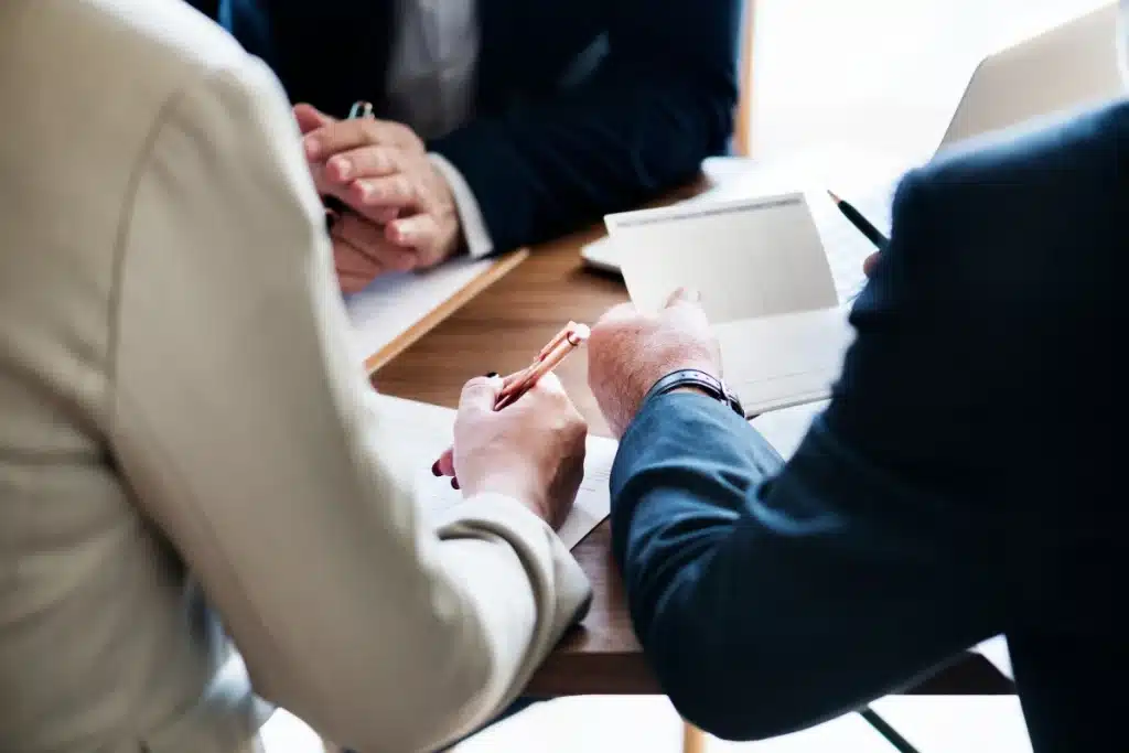 Reunión entre profesionales analizando documentos legales sobre la ley de segunda oportunidad gratis abogado.