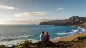 Vista de una pareja contemplando la costa de Gran Canaria, representando serenidad y esperanza asociadas con la Ley de Segunda Oportunidad en Canarias.