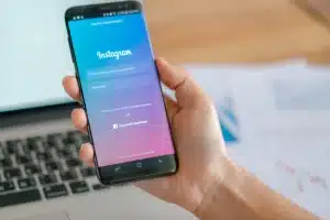 Pantalla de inicio de sesión en la app de Instagram en un móvil, representando el riesgo de phishing en Instagram y cómo proteger tu cuenta de ataques de este tipo.