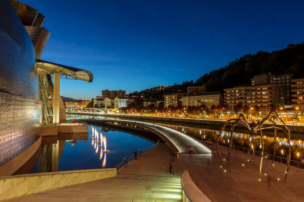 Puerto de Bilbao con barcos y edificios históricos - Asoban Abogados