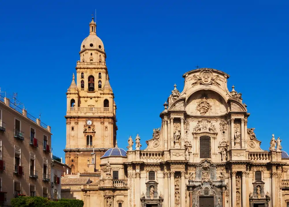 Catedral de Murcia con su icónica torre y fachada barroca, representando el corazón de la ciudad donde se ubica Asoban Abogados en Murcia.