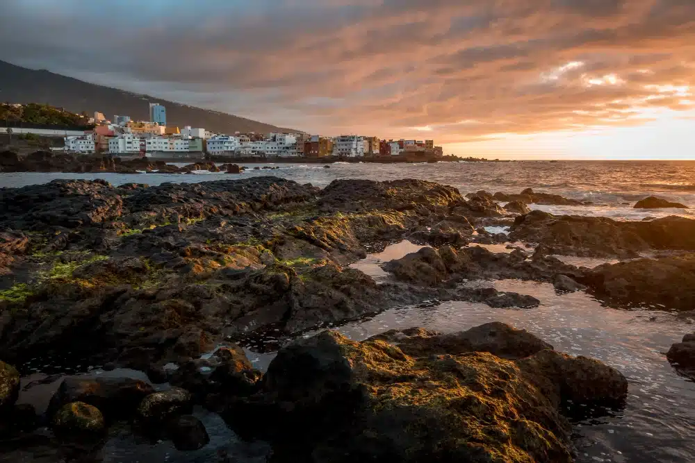 Costa de Tenerife al atardecer - Asoban Abogados