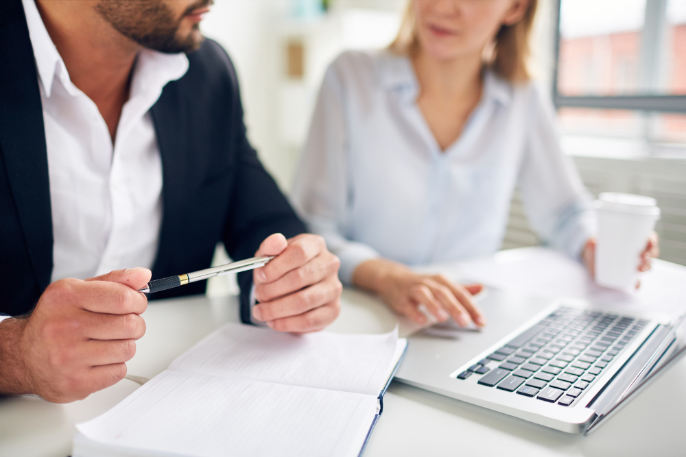 Persona calculando y ahorrando dinero, simbolizando una inversión fallida con forward you