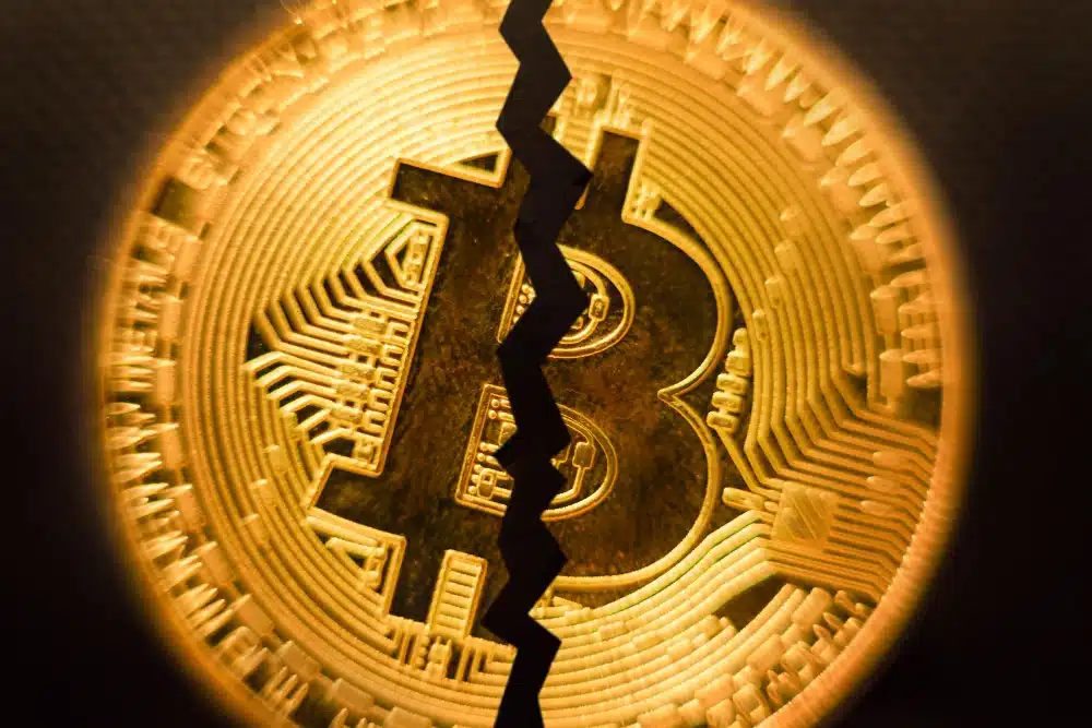 Logotipo de Bitcoin con relieve de color oro que hace referencia a la estafa bitcoin y todo lo relacionado con estafa de criptomonedas