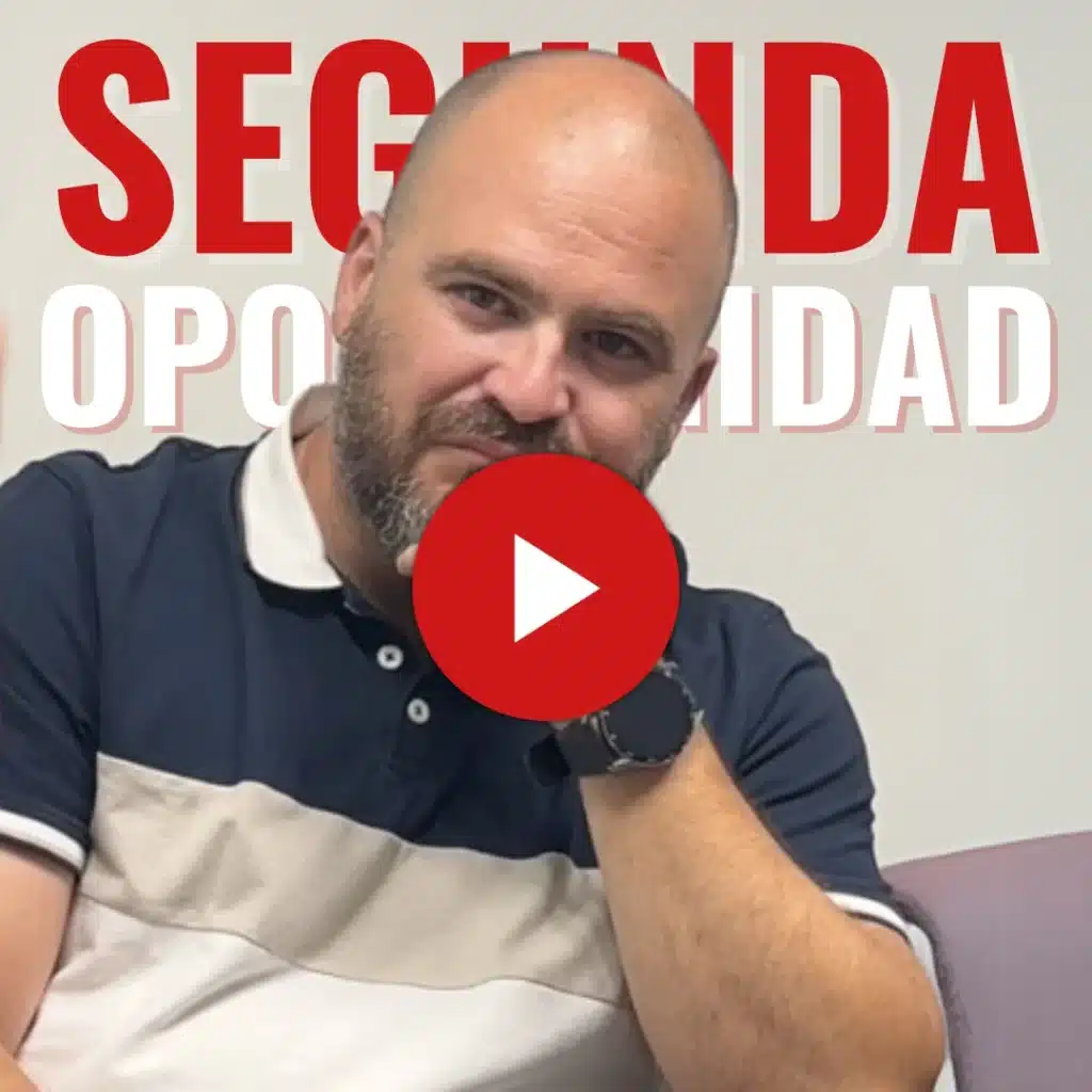 Imagen con icono de vídeo para enlazar al testimonio de Alejandro, donde nos cuenta, sentado en nuestras oficinas de Asoban Abogados Sevilla cómo pudo superar su sobreendeudamiento por una deuda que llevaba arrastrando desde hace años con la LSO.