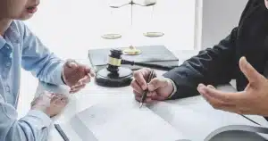 Reunión entre cliente y abogado especialista en concurso de acreedores en Madrid con documentos legales sobre la mesa.