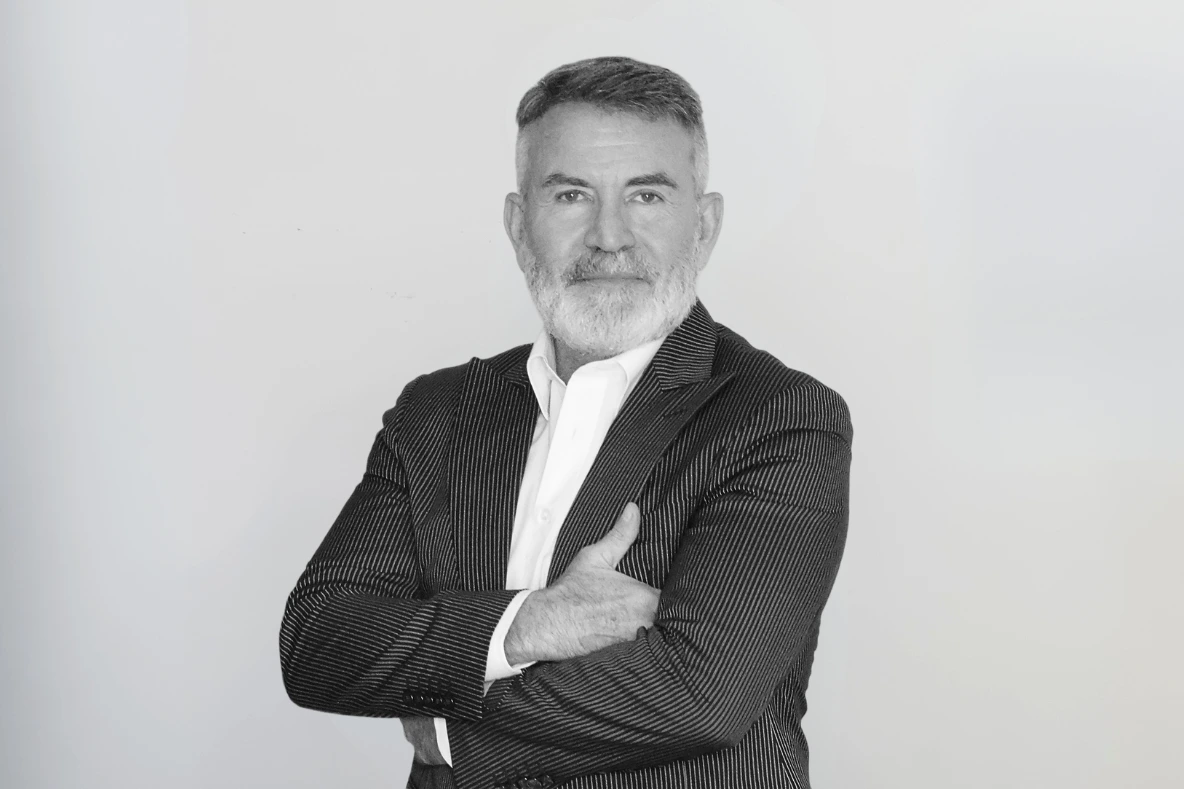 Serafín es especialista en ciberdelincuencia y derecho bancario en Asoban Abogados
