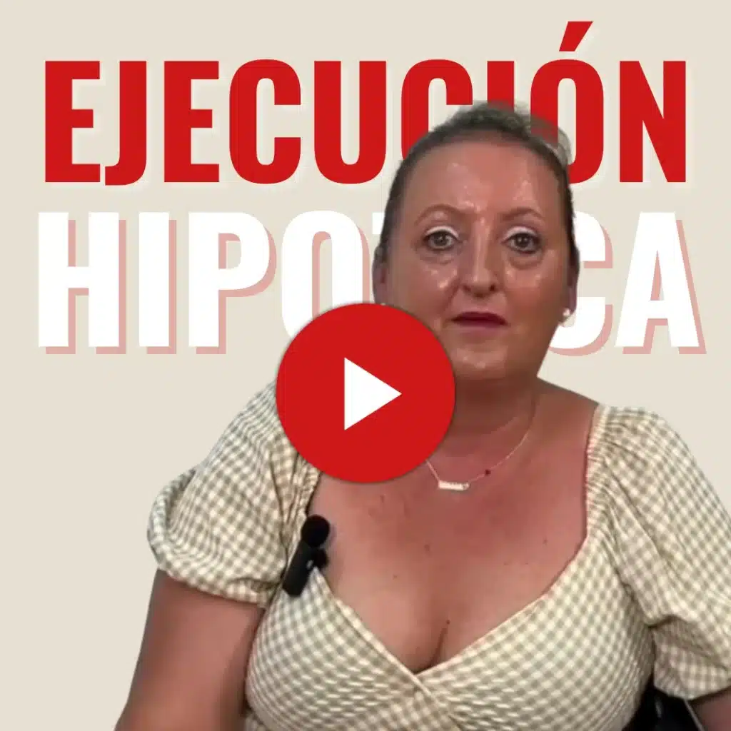 Imagen con icono de vídeo para enlazar al testimonio de Raquel, donde nos cuenta, sentada en nuestras oficinas de Asoban Abogados Madrid cómo pudo logró vencer el miedo a que le quitaran su casa. Es un testimonio clave en Asoban Abogados, pues ahora sabe que gracias a la oposición de la ejecución de su vivienda no va a perder su casa.