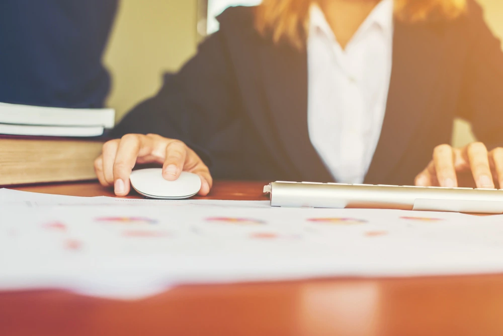 Ejecutiva preparando reclamación al consorcio de seguros por daños y pérdidas