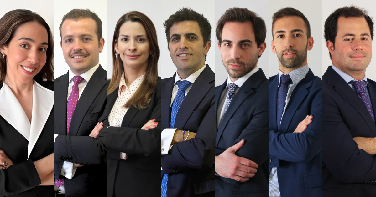 Equipo legal de Asoban Abogados en Santander posando de forma profesional