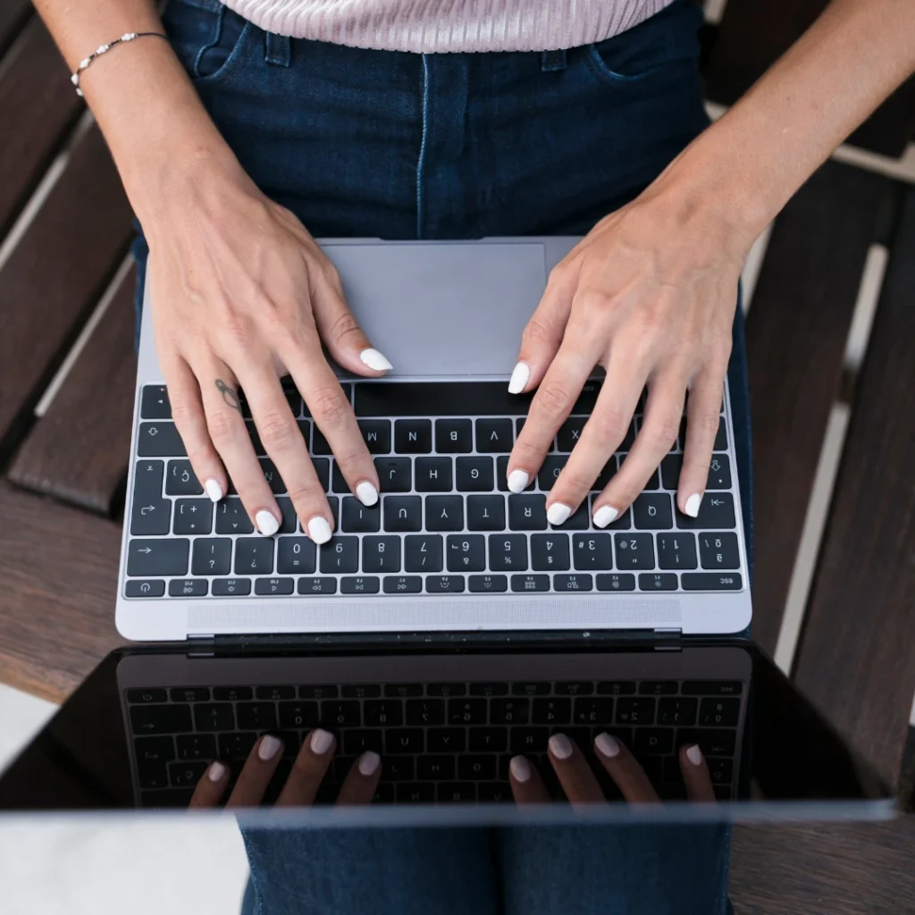Persona usando un portátil para acceder a herramientas para comprobar la fiabilidad de una web.