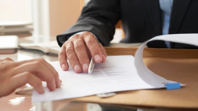 Abogado asesorando a cliente sobre si conviene OVB PIAS cancelar o traspasar, revisando contrato y opciones legales.