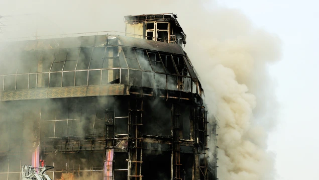 Se ha incendiado mi nave industrial con grandes columnas de humo y daños estructurales visibles tras un incendio industrial grave.