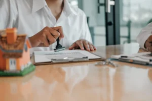 Persona sellando un documento relacionado con un seguro responsabilidad civil autónomos