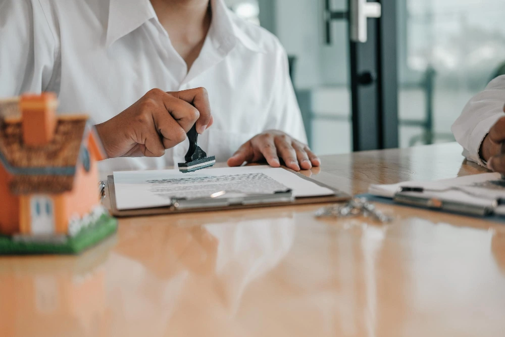 Persona sellando un documento relacionado con un seguro responsabilidad civil autónomos