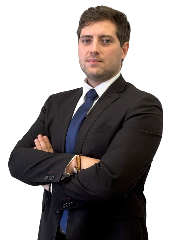 Silueta de Rodrigo con traje y brazos cruzados, abogado accidentes de tráfico.