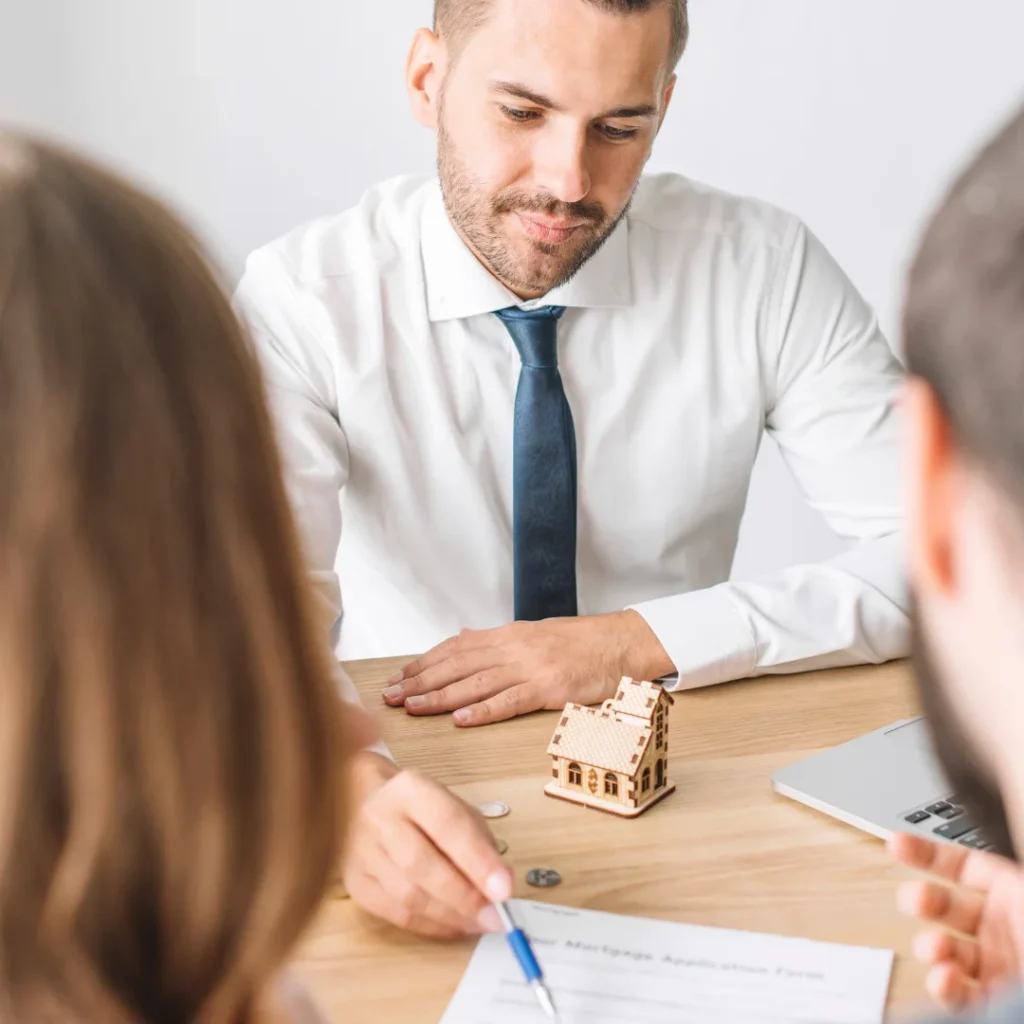 Abogado especializado en seguros de incendio asesorando a unos clientes sobre la reclamación al seguro por los daños sufridos en su vivienda.