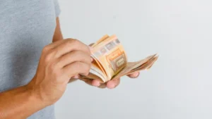 Persona contando billetes de euro como ejemplo de anticipo de dinero o adelanto de nómina, un recurso financiero utilizado para obtener liquidez inmediata antes del cobro mensual.