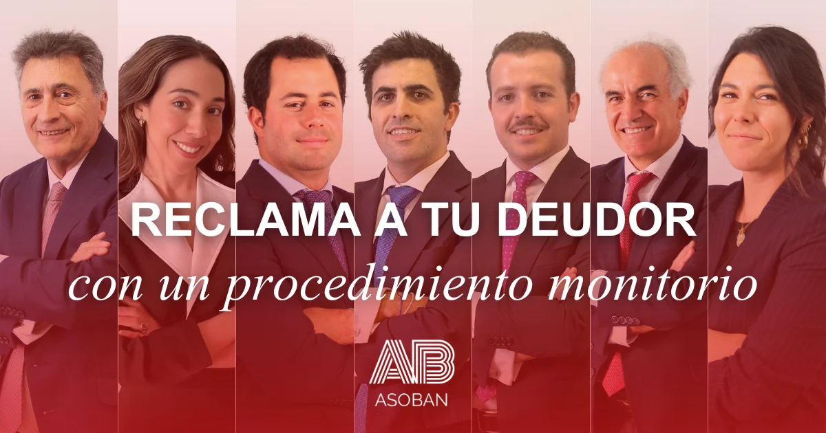 Equipo de Asoban Abogados bajo el texto Reclama a tu deudor con un procedimiento monitorio, que representa la especialización del despacho en reclamaciones de deudas. La imagen simboliza la asistencia jurídica que ofrece Asoban Abogados para iniciar un procedimiento monitorio, una vía judicial ágil y eficaz para exigir el cobro de deudas impagadas, tanto a particulares como a empresas.