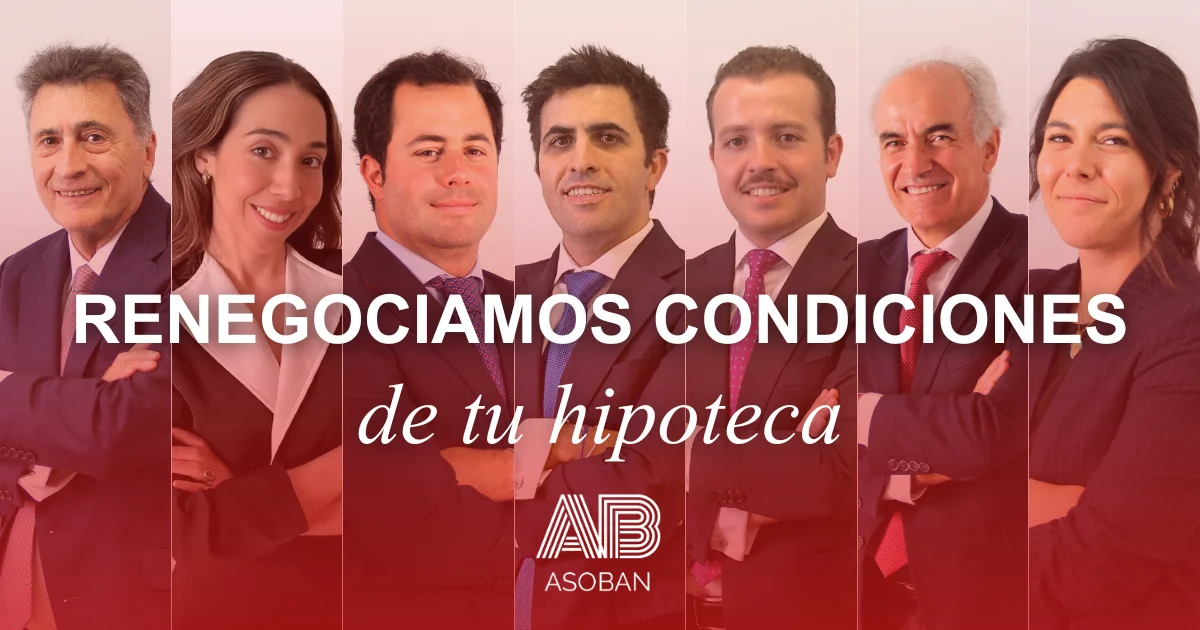 Equipo de Asoban Abogados bajo el texto Renegociamos condiciones de tu hipoteca, que representa el servicio jurídico especializado en la renegociación de condiciones hipotecarias con entidades bancarias. La imagen refleja la experiencia del despacho en modificar hipotecas, negociar intereses, eliminar cláusulas abusivas y reducir cuotas mensuales, ayudando a los clientes a conseguir una novación o refinanciación hipotecaria más justa y adaptada a su situación económica.