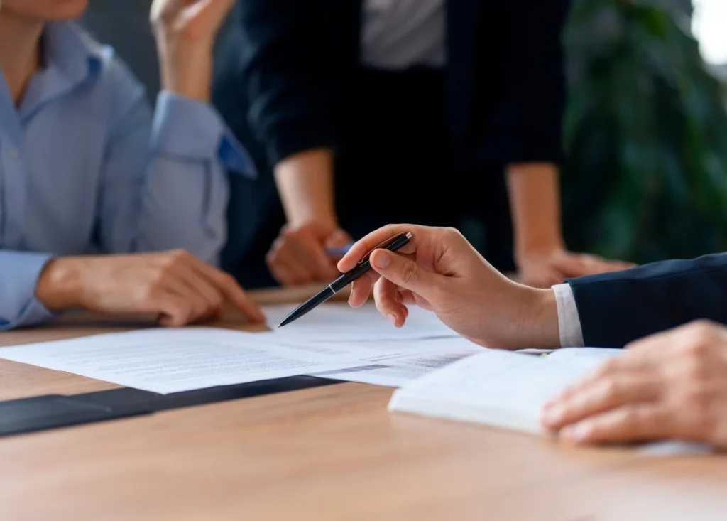 Abogados revisando documentación y analizando el requerimiento en la ejecución de títulos no judiciales, dentro de un procedimiento regulado por la Ley de Enjuiciamiento Civil.