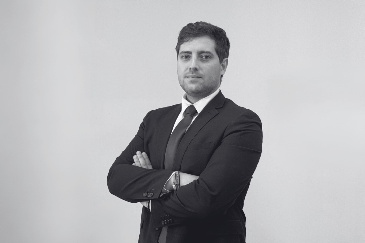 Silueta de nuestro abogado Rodrigo cruzando los brazos y posando en nuestro estudio de fotografía, que es especialista en accidentes de tráfico en Asoban Abogados