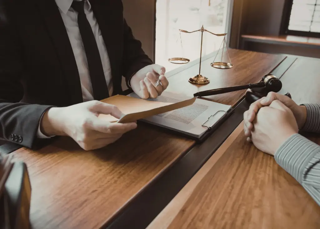 Abogado especializado en fraudes online asesorando a un cliente sobre cómo denunciar una estafa digital, recuperar el dinero perdido y presentar una reclamación con el apoyo de abogados expertos en fraudes online.