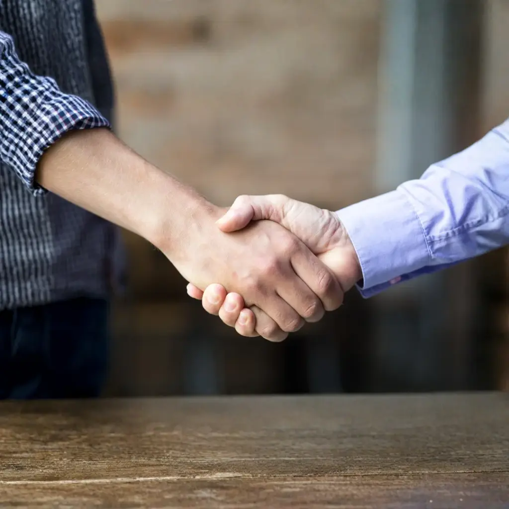 Apretón de manos entre cliente y abogado que simboliza la Ley de Segunda Oportunidad y el inicio de un proceso de acuerdo con acreedores.