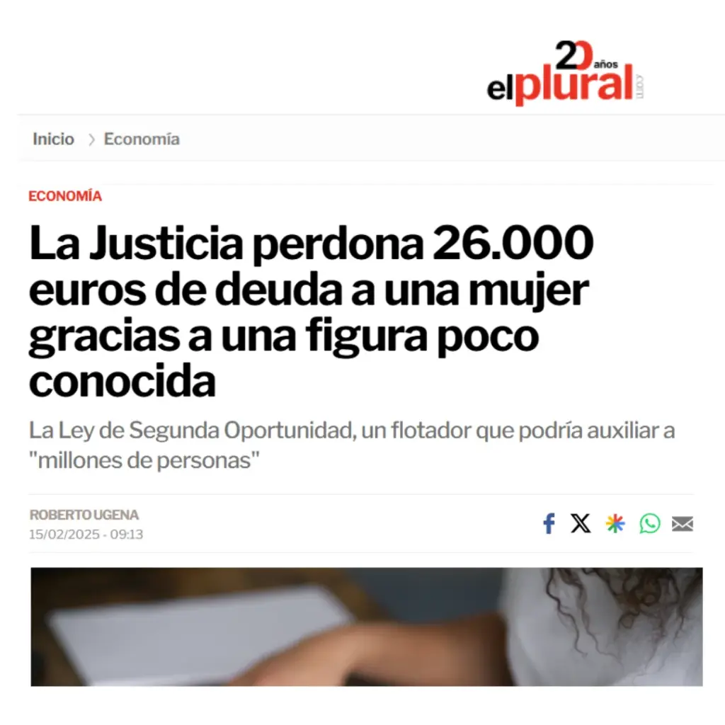 Captura de una noticia de prensa que informa sobre la cancelación de 26.000 euros de deuda a una mujer gracias a la ley de segunda oportunidad, una herramienta legal explicada por Asoban Abogados que permite a particulares y autónomos liberarse de sus deudas y empezar de nuevo. La imagen simboliza la repercusión mediática y social de esta ley en España.