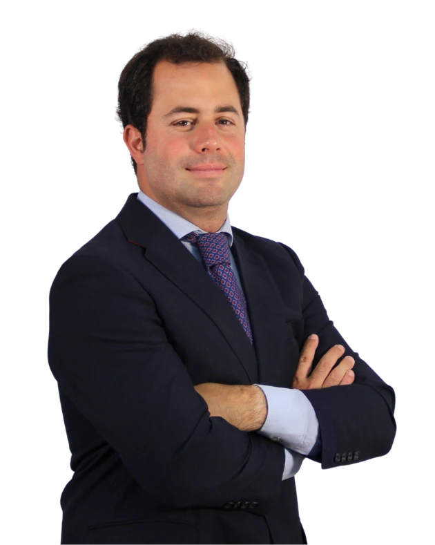 Silueta de Diego Zapatero con traje y brazos cruzados, socio del despacho y abogado accidentes de tráfico en Asoban Abogados