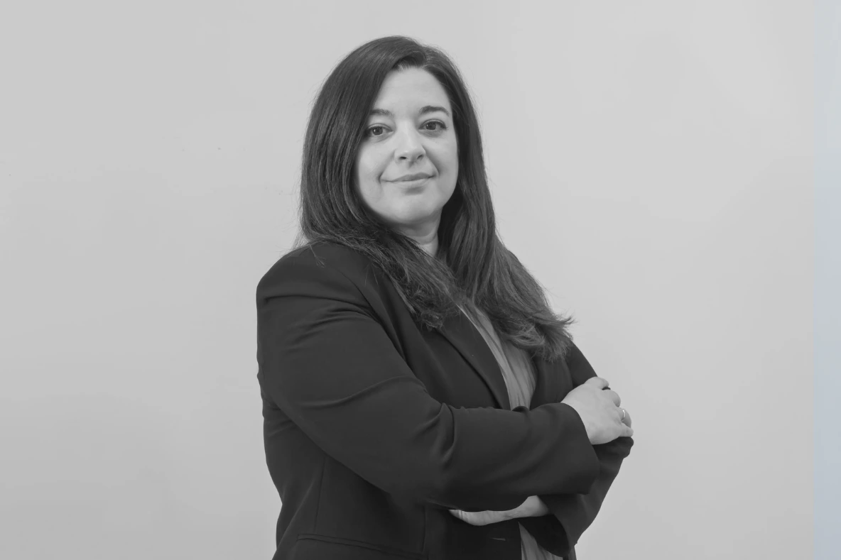 Fotografía de Yolanda, del área administrativa y financiera de Asoban Abogados, donde da apoyo al equipo jurídico y desarrolla labores de facturación.