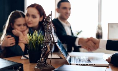 asoban-abogados-opiniones Matrimonio con una niña en la consulta de un abogado especializado en derecho bancario que como clientes buscan buena reputación y opiniones como las reseñas de Asoban Abogados